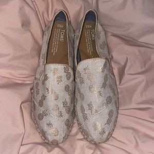 TOMS WOMENS Gold Metallic Pineapples